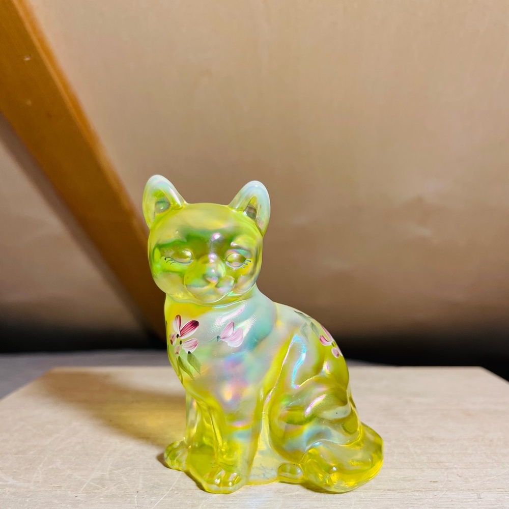 Sold!! Fenton Glass Hand Painted Topaz Opalescent Vaseline Glass Cat - Picture 1 of 8